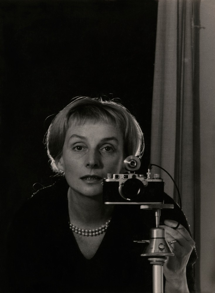 Leonore_Mau__Selbstporträt_mit_Leica__Hamburg__1962__©_Nachlass_Leonore_Mau__S