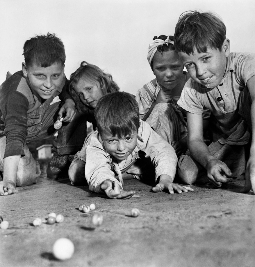 07. SAM SHAW, Kinder spielen mit Murmeln, Missouri 1943 ∏ Sam Shaw Inc. - www