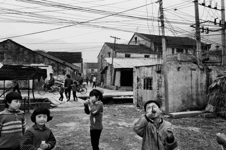 ©-Patrick-Zachmann_Magnum-Photos_Village-of-Xin-Ju,-Province-of-Zhejiang,-China,-February-1991